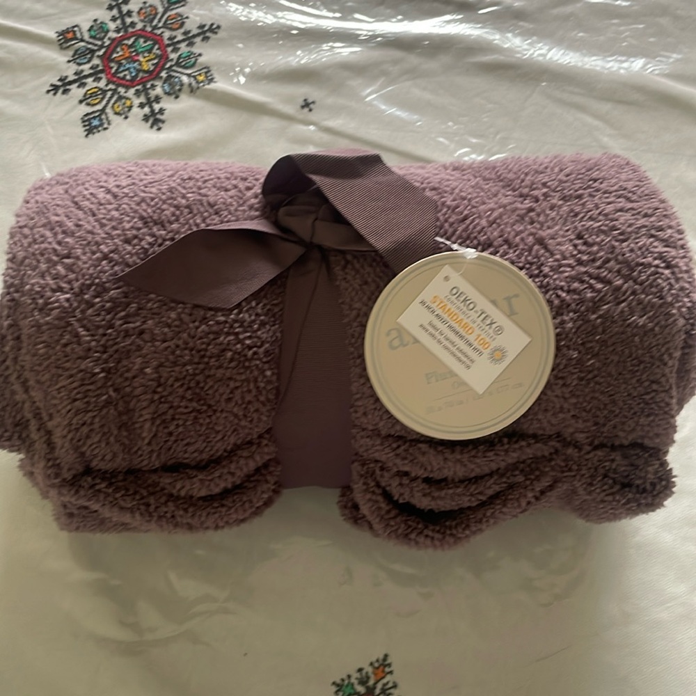 Ardour light‎ purple throw